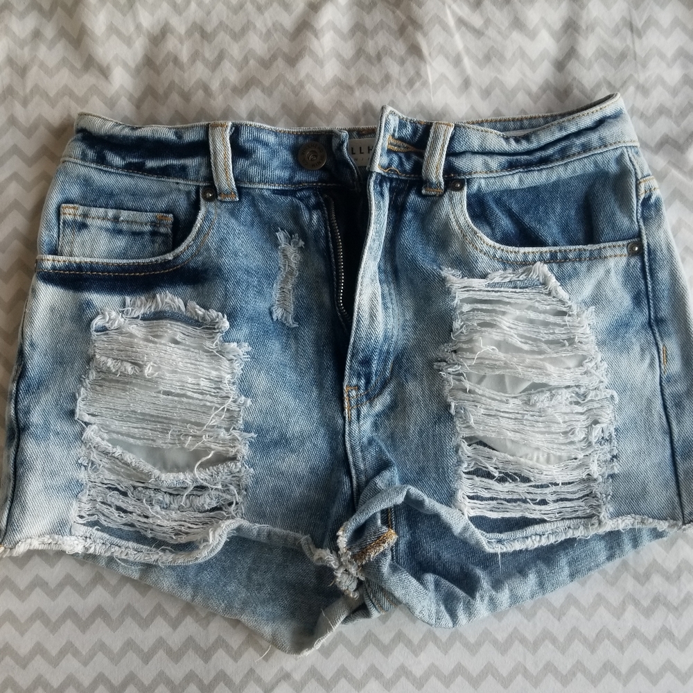 💜Cute Bullhead distressed jean shorts🌸